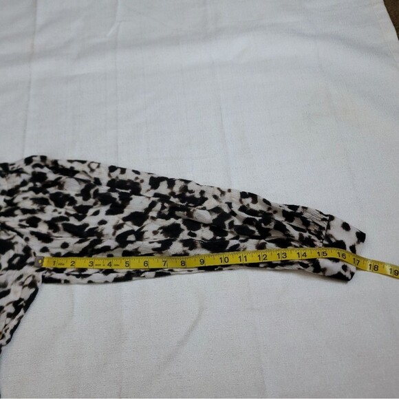 Rails Fable Blurred Cheetah Chiffon V-Neck Top Flowy Sleeves Size Small - Picture 8 of 12